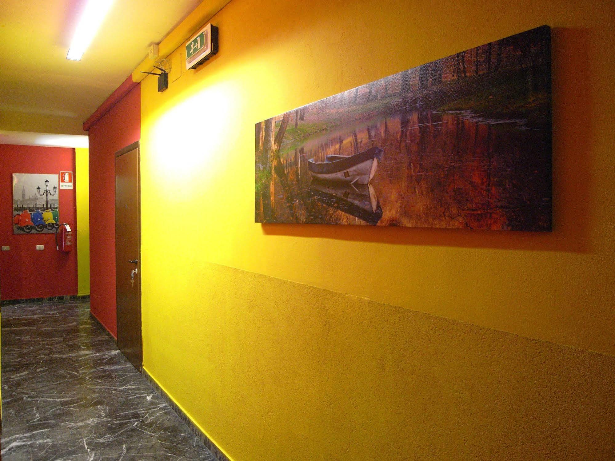 Hostel California Milano Eksteriør bilde